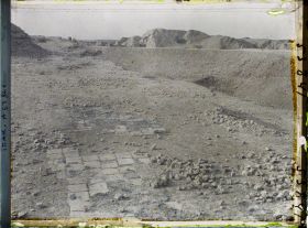 Image représentant La voie processionnelle ou voie sacrée, ouverte par la porte d'Ishtar (VIe siècle avant J.-C.)