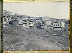 Image représentant Maisons (plutôt récentes) étagées sur la colline (ville haute)