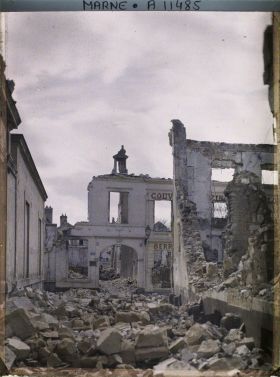 Image représentant Ruines rue de la Grue, au fond l'entreprise de zinguerie Berriot Fres, Maurice Hutin et Cie, rue Eugène Desteuque