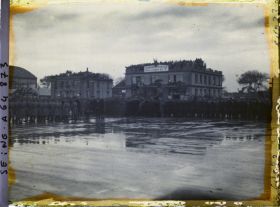 Image représentant La foule attendant le retour de Costes et Bellonte après leur triomphal raid aérien Paris-New-York