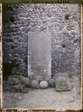 Image représentant La pierre tombale du dernier Gouverneur du château et boulets de canon datant du XIVe siècle