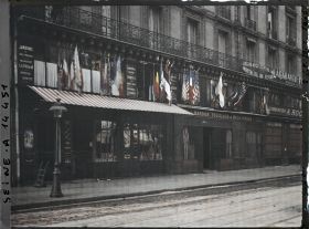 Image représentant Magasins d'alimentation et charcuterie décorée de drapeaux au 3 rue de Turbigo