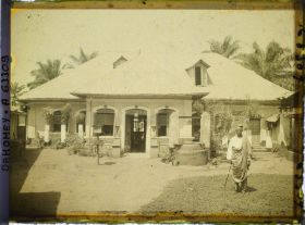 Image représentant Riche fermier posant devant sa maison de style afro-brésilien à Gbejehoun ?