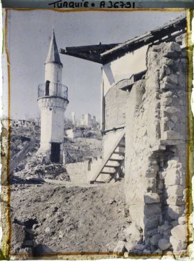 Image représentant Turquie, Biledjik, Ruines, Minarets et Maisons