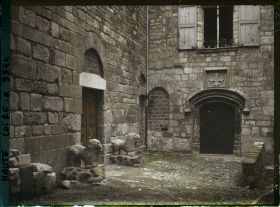 Image représentant La porte du baptistère Saint-Jean flanquée de deux lions de pierre