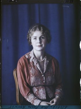 Image représentant https://musee-albert-kahn.s-museum.fr/home/NWQ2OTAwYzNmYjZlZTk1ZWQwODJmMjY4L2dlbmVyaWMtbm90aWNlLXRhYi9hdXRob3JpdHkvNjE3YTc5ZjVjZjhiODk2OGIzMzM3ZDIx/5d6900c3fb6ee95ed082f268/generic-notice-tab/authority/617a79ebcf8b8968b3337b78 Madame Pierre Bonnet