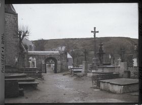 Image représentant Le cimetière et le porche de l'enclos paroissial