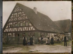 Image représentant Groupe posant devant une ferme