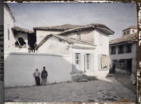 Image représentant Deux enfants devant le mur de la cour d'une mosquée