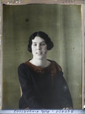 Image représentant https://musee-albert-kahn.s-museum.fr/home/NWQ2OTAwYzNmYjZlZTk1ZWQwODJmMjY4L2dlbmVyaWMtbm90aWNlLXRhYi9hdXRob3JpdHkvNjE3YTc5ZjVjZjhiODk2OGIzMzM3ZDIx/5d6900c3fb6ee95ed082f268/generic-notice-tab/authority/617a79ebcf8b8968b333707d Mademoiselle Kindersley