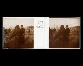 Image représentant Un militaire et des passants, certainement Dongdan pailou dajie ("avenue du Portique Isolé de l'Est")