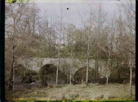 Image représentant Le pont de la Tour au dessus de l'Isle sur les communes de Jumilhac en Dordogne, Saint-Yrieix-la-Perche et Le Chalard