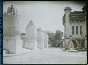 Image représentant L'exposition des arts décoratifs, grandes urnes devant le pavillon de la Manufacture de Sèvres et tour de Champagne