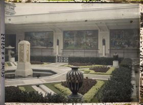 Image représentant L'Exposition des arts décoratifs, la Cour des métiers, Charles Plumet, Panneaux de Rapin, Marret et Guillonnet