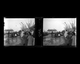 Image représentant Une rue perpendiculaire à Xizhimen dajie ("avenue de la Porte Droite de l'Ouest"). Des visiteurs d'une foire monastique (miaohui)