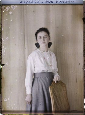 Image représentant https://musee-albert-kahn.s-museum.fr/home/NWQ2OTAwYzNmYjZlZTk1ZWQwODJmMjY4L2dlbmVyaWMtbm90aWNlLXRhYi9hdXRob3JpdHkvNjE3YTc5ZjVjZjhiODk2OGIzMzM3ZDIx/5d6900c3fb6ee95ed082f268/generic-notice-tab/authority/617a79ebcf8b8968b3336bf9 Mademoiselle Dumont