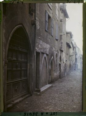 Image représentant France, Figeac, Aspect d'une vieille rue à porte ogivale