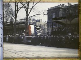Image représentant Les funérailles du président Briand, la tribune officielle (Paul Doumer, Albert Lebrun, Fernand Bouisson) devant le ministère des Affaires Étrangères