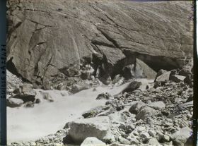 Image représentant Le Findelbach à sa sortie du glacier de Findel