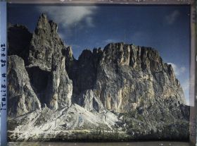 Image représentant La chaine de la Sella (Groupo di Sella ou Sellagruppe) depuis le col du Grödner (Grödner Joch ou passo Gardena)