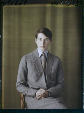 Image représentant https://musee-albert-kahn.s-museum.fr/home/NWQ2OTAwYzNmYjZlZTk1ZWQwODJmMjY4L2dlbmVyaWMtbm90aWNlLXRhYi9hdXRob3JpdHkvNjE3YTc5ZjVjZjhiODk2OGIzMzM3ZDIx/5d6900c3fb6ee95ed082f268/generic-notice-tab/authority/617a79ebcf8b8968b33367ef Madame Barrington-Ward