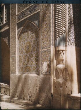 Image représentant La Madreseh Mader-i-Chah, école coranique dite "de la mère du Chah", panneau de céramique à gauche d'une entrée