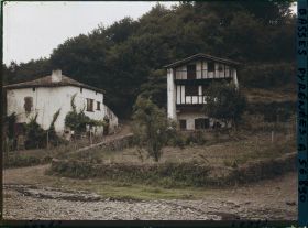 Image représentant France, Bas Cambo, Dans le Village : Vieilles fermes