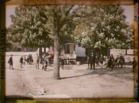 Image représentant France, Jumilhac, Enfants devant une Baraque foraine