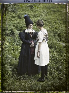 Image représentant Costumes traditionnels de femme et de jeune fille