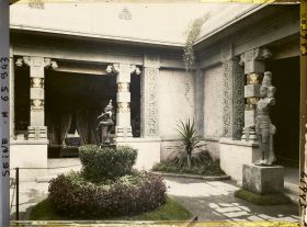 Image représentant L'Exposition Coloniale Internationale de 1931, la cour du pavillon des Indes françaises