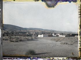 Image représentant La ville au pied de la dune, avec le Djebel Mekter à l'arrière-plan