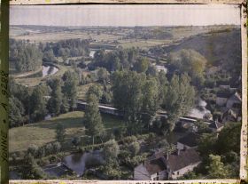 Image représentant L'Yonne, le canal du nIvernais vus de la terrasse du château