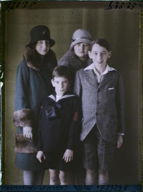 Image représentant Mademoiselle Carlier,  Mademoiselle Caudrelier, Louis Caudrelier-Bénac et le petits-fils Bénac