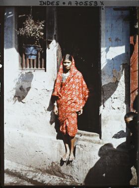 Image représentant Une femme hindoue à la porte d'une maison