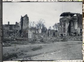 Image représentant France, Coucy le Chau, Place Bigourdat