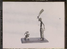 Image représentant Exposition d'art africain, figurine de bourreau et victime (?)