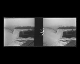 Image représentant Vue sur "le Voile de la mariée", la plus petite des chutes américaines ; à l'arrière-plan, le pont "Whirlpool Rapids Bridge"