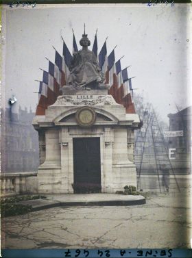 Image représentant La statue de Lille décorée pour le Cinquantenaire de la IIIe République, place de la Concorde