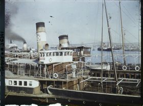 Image représentant Bateaux pour le transport de passagers au port de Galata