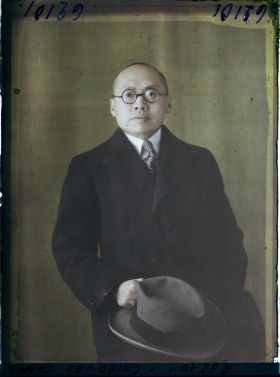 Image représentant https://musee-albert-kahn.s-museum.fr/home/NWQ2OTAwYzNmYjZlZTk1ZWQwODJmMjY4L2dlbmVyaWMtbm90aWNlLXRhYi9hdXRob3JpdHkvNjE3YTc5ZjVjZjhiODk2OGIzMzM3ZDIx/5d6900c3fb6ee95ed082f268/generic-notice-tab/authority/617a79eacf8b8968b3335b3f Monsieur Chang Chia-Ao