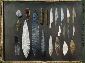 Image représentant France, St Germain-en-Laye, mêmes objets , 1 Grattoir courbe 55030, 1 Burin 55030, 1 grattoir rond 55030, 1 grattoir rouge 54885, 1 grattoir (ocre) 54880, une pointe à bords retouchés 54880, Pointillé , une pointe à crans 54911, une autre 54913, une autre 54911, une autre (blanche et jaune ) 54913, une autre (jaune tigré) 54913, une autre grise noir 54915, une pointe à cran 54915, pointe à cran à double encoche (blanche)54910, 1 P.solutr 54912 grise , 1 P. sole 54969, 1 grattoir 54474, 1 P. sol.silex (Jaune transparent) 54973, 1 P. sl Jaspe jaune 54973, 1 P. s. 54973, Grotte du Placard