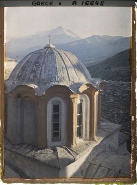 Image représentant Turquie, Mont Athos, Stravonikita, Les coupoles de Stravonikita ; au fond on aperçoit le Mont Athos