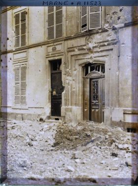 Image représentant Impact sur la façade de maisons rue Saint-André après un bombardement