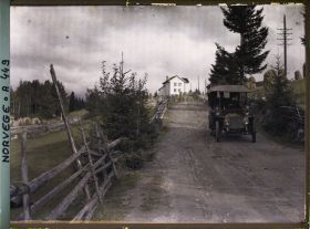 Image représentant L'automobile mise à disposition d'Albert Kahn et de ses compagnons de voyage