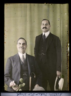 Image représentant Le maharadja de Kapurthala,  https://musee-albert-kahn.s-museum.fr/home/NWQ2OTAwYzNmYjZlZTk1ZWQwODJmMjY4L2dlbmVyaWMtbm90aWNlLXRhYi9hdXRob3JpdHkvNjE3YTc5ZjVjZjhiODk2OGIzMzM3ZDIx/5d6900c3fb6ee95ed082f268/generic-notice-tab/authority/617a79ebcf8b8968b3336fb0 Jagatjit Singh et  https://musee-albert-kahn.s-museum.fr/home/NWQ2OTAwYzNmYjZlZTk1ZWQwODJmMjY4L2dlbmVyaWMtbm90aWNlLXRhYi9hdXRob3JpdHkvNjE3YTc5ZjVjZjhiODk2OGIzMzM3ZDIx/5d6900c3fb6ee95ed082f268/generic-notice-tab/authority/617a79ebcf8b8968b3337647 Muhabbat Rai