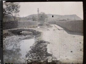 Image représentant Ponts de pierre sur le Kir, minaret d'une mosquée et forteresse de la ville