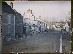 Image représentant Maisons détruites dans la rue principale
