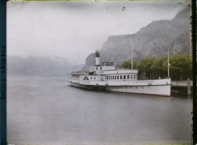 Image représentant Le vapeur Gotthard sur le lac des Quatre-Cantons au débarcadère de Flüelen