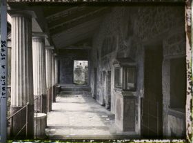 Image représentant Autre vue du péristyle de la maison des Amours dorés