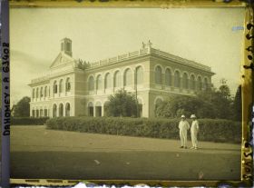 Image représentant Deux colons devant la Poste
